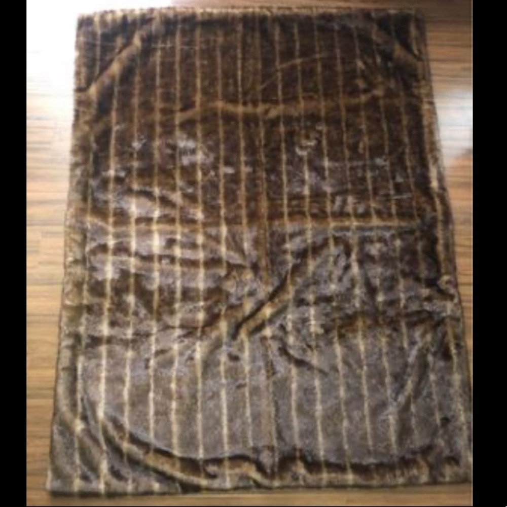 **SOLD** Faux-Fur Throw - Great Condition!  42” x 55”